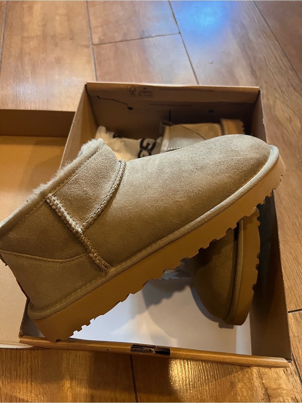 UGG Women’s ultra mini Alpine Size 8 NWT